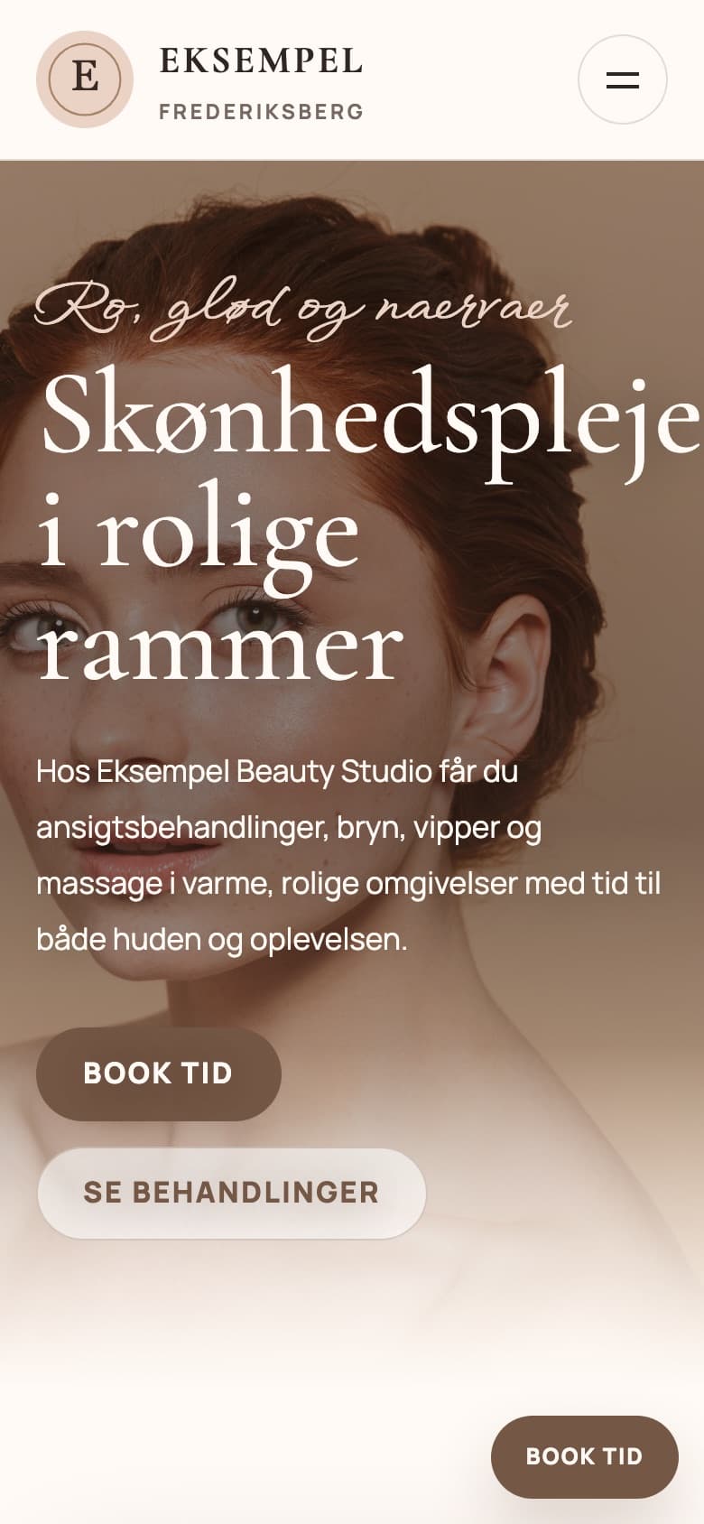 Klinikhjemmeside vist på mobil med tydelig bookingknap