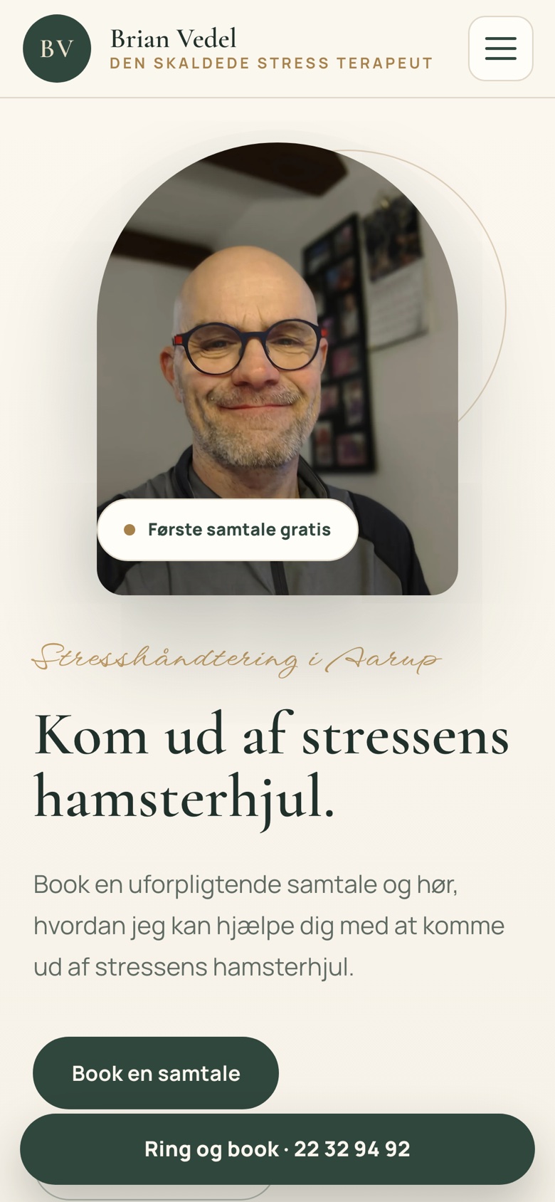 Brian Vedels hjemmeside på mobil med book en samtale og ring-knap