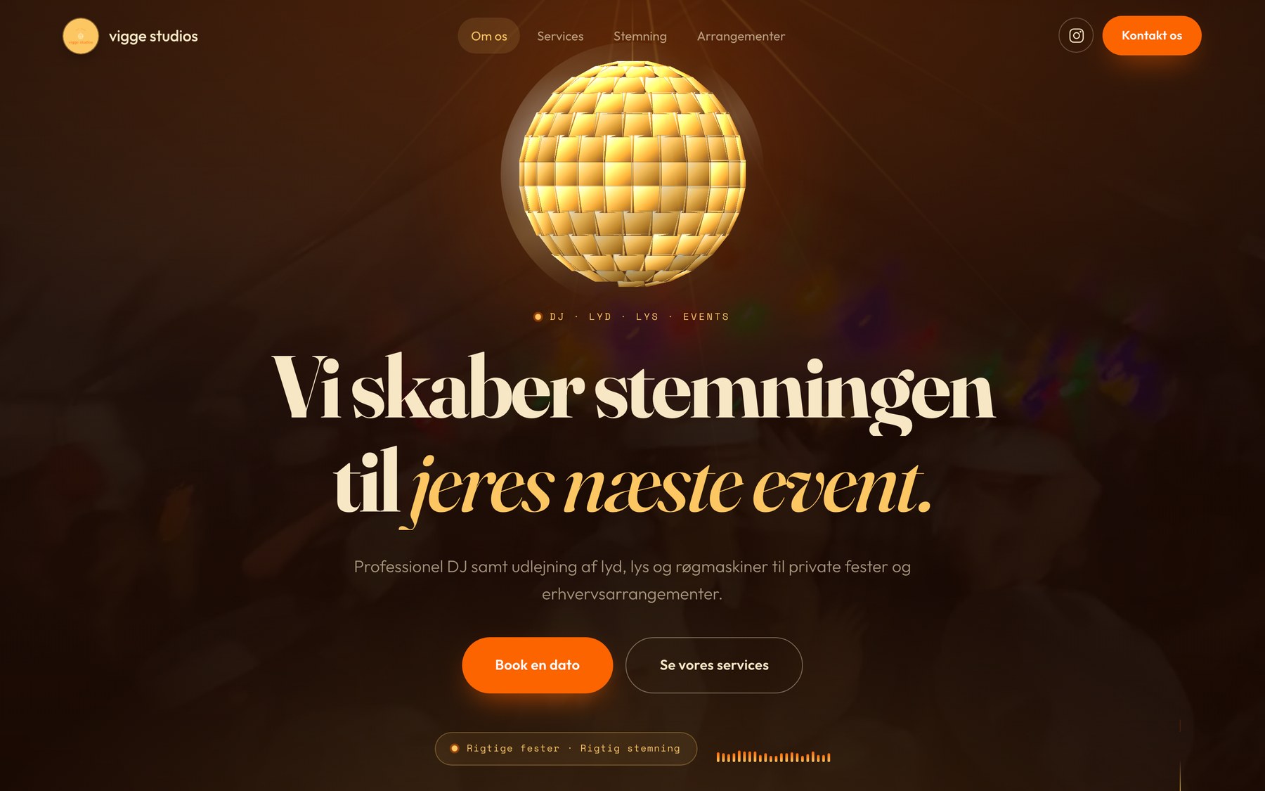Vigge Studios' hjemmeside på desktop med discokugle, DJ, lyd, lys og book en dato-knap